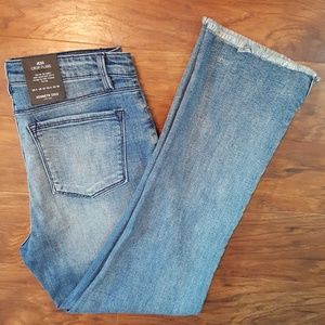 NWT- Kenneth Cole Jess Crop Flare Jeans, Size 6